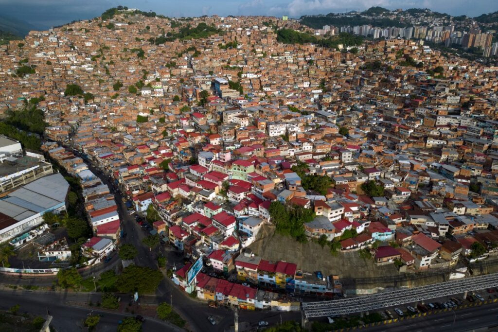 Salario mínimo en Latinoamérica promedia 400 dólares, con Venezuela y Cuba en la peor posición