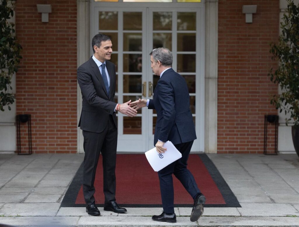 Sánchez y Feijóo se reúnen en Moncloa para hablar de Ucrania y Defensa, en un clima de tensión
