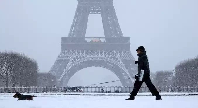 Se reduce el número de vuelos en los aeropuertos de París