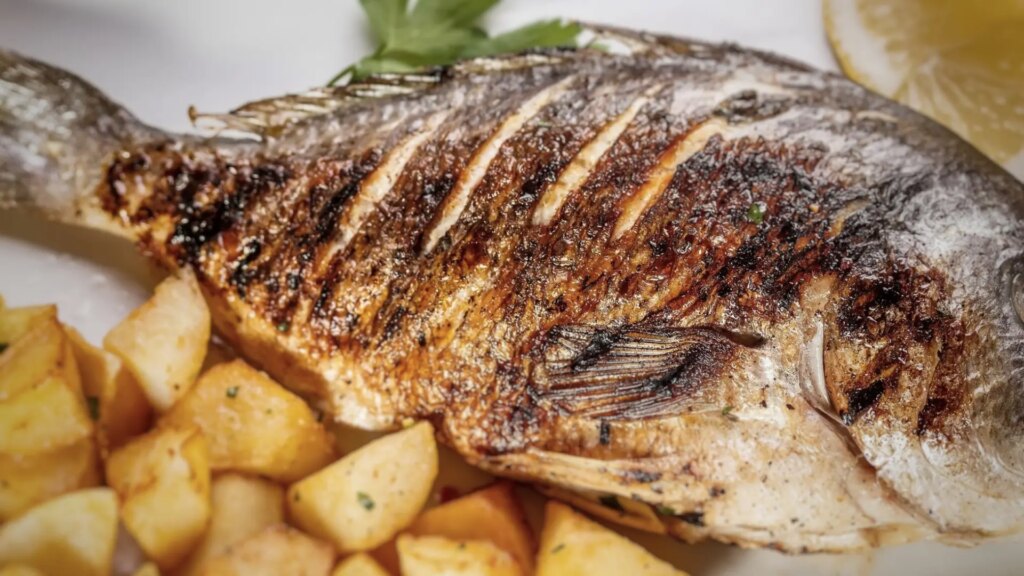 Si en sueños has comprado un besugo para Reyes... así es cómo debes cocinarlo al horno