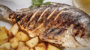 Si en sueños has comprado un besugo para Reyes… así es cómo debes cocinarlo al horno