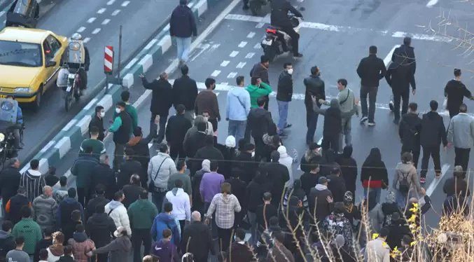 Siguen protestas en Irán tras amenaza de Trump de que EE.UU. intervendrá si matan a manifestantes