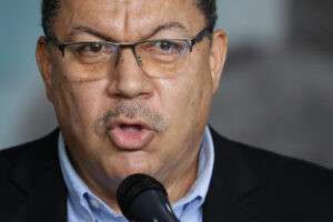 Simón Calzadilla propone cuatro medidas urgentes para elevar el ingreso de los venezolanos
