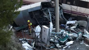 Sube a 40 la cifra de muertos por choque de trenes en España