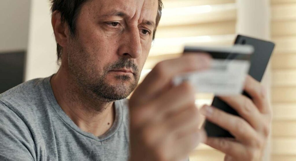 "Tienes que instalar la nueva app del banco..."