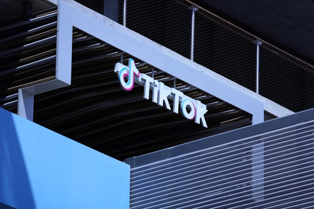 TikTok vende mayoría de operaciones en EE. UU. y pone fin a disputa legal - AlbertoNews