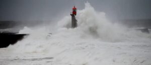 Tormenta Kristin deja a 200.000 portugueses sin electricidad – AlbertoNews