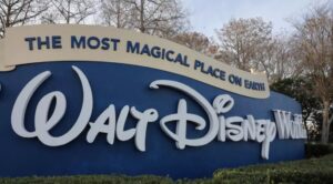 Trabajador de Disney salvó a una multitud al frenar una roca de utilería de 180 kilos durante un espectáculo  – AlbertoNews