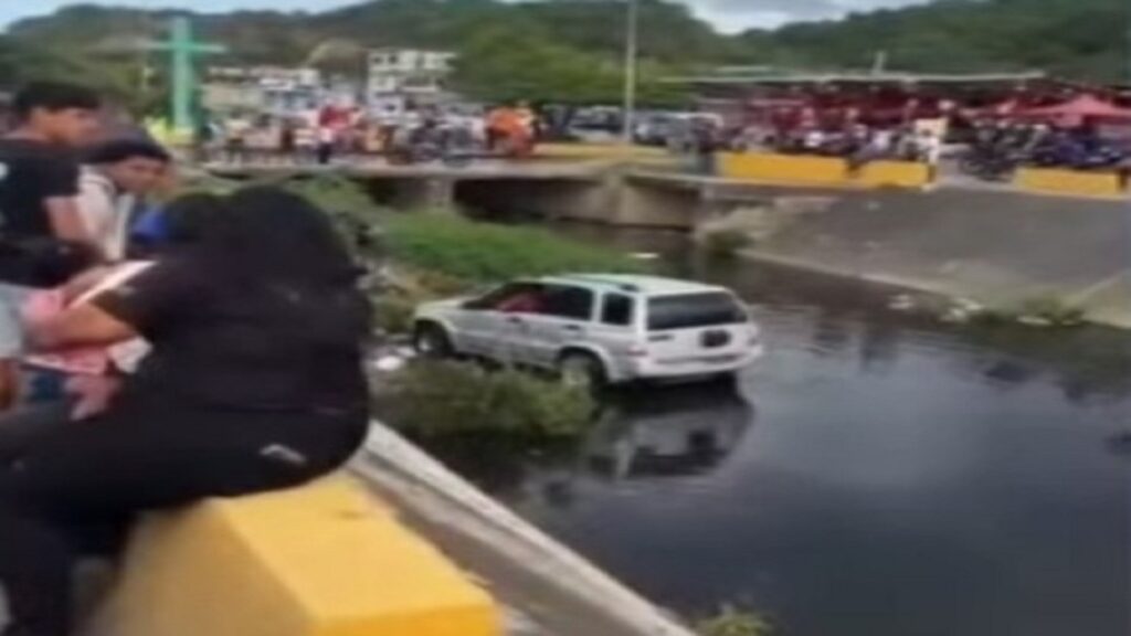Tras perder el control, camioneta cae a canal de drenaje en Puerto Cabello