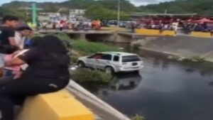 Tras perder el control, camioneta cae a canal de drenaje en Puerto Cabello