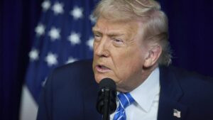Trump achaca las manchas de sus manos a que toma mucha aspirina por «superstición» y asegura tener «buena genética»