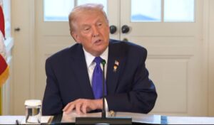 Trump amenaza con "medidas muy severas" si Irán ahorca a manifestantes - AlbertoNews