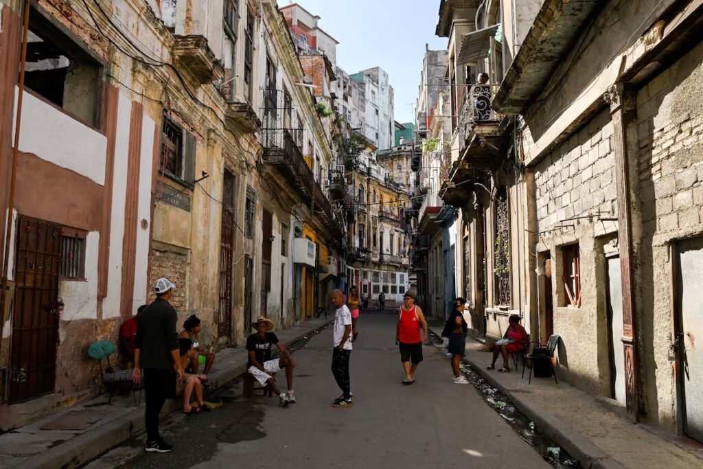 Trump apuesta por la asfixia para Cuba, pero los cubanos no: “Esa fórmula no castiga a la dictadura, castiga a la gente” - AlbertoNews