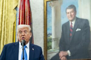 Trump castiga con nuevos aranceles a los países europeos de maniobras en Groenlandia | europapress.es