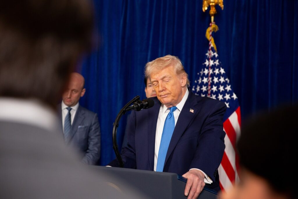Trump decide cancelar nuevos ataques contra Venezuela por su "colaboración"