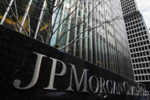 Trump demanda a JPMorgan Chase y a su CEO, Jamie Dimon, por más de 4.250 millones por «desbancarizarle» | europapress.es