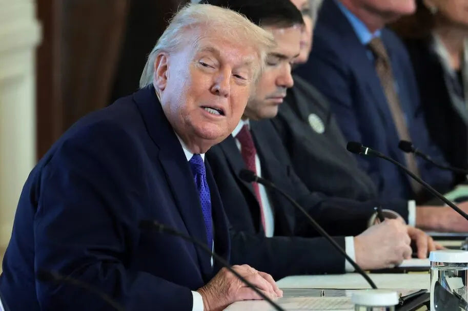 Trump firma orden para proteger ingresos petroleros venezolanos depositados en cuentas de EE.UU. - AlbertoNews