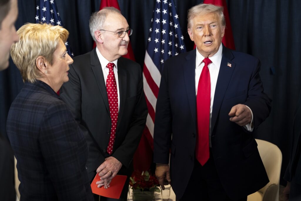 Trump pide negociaciones "inmediatas" para comprar Groenlandia, pero no usará la fuerza