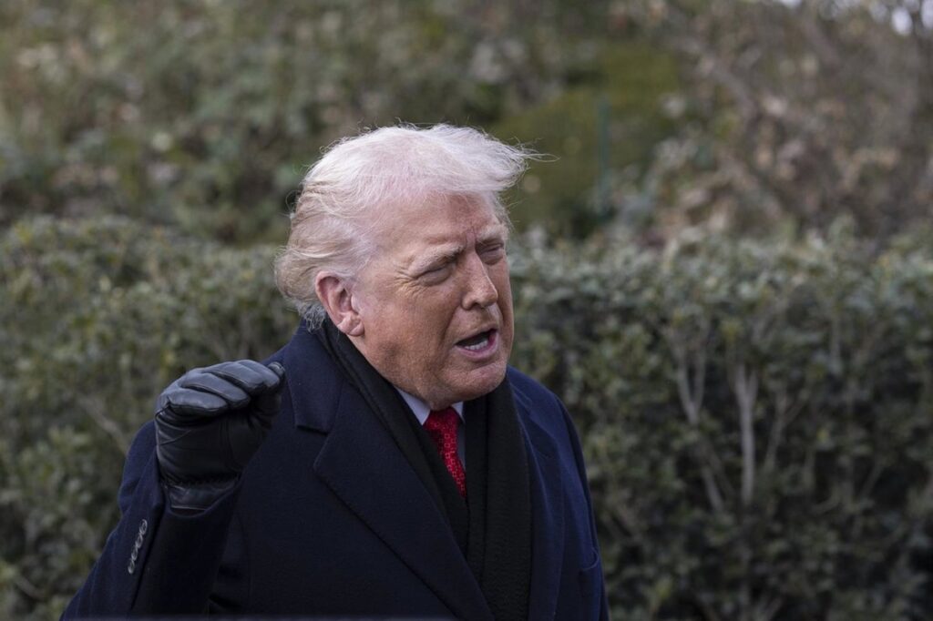 Trump pide "un nuevo gobierno" para Irán y señala a Jamenei por ser un "enfermo" que mata a su pueblo