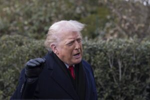 Trump pide «un nuevo gobierno» para Irán y señala a Jamenei por ser un «enfermo» que mata a su pueblo | europapress.es