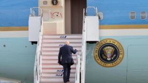 Trump retoma su trayecto a Davos tras un cambiar de avión | elperiodico.com