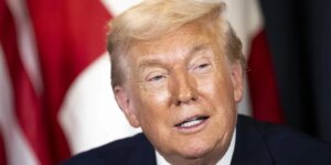 Trump se burla de las gafas de sol de Macron durante su discurso en Davos