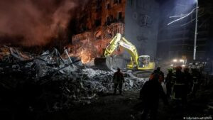 Ucrania reporta dos muertos por bombardeos rusos en Kiev – DW – 05/01/2026
