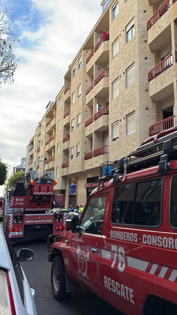 Un fallecido y dos evacuados al Hospital tras un incendio en un edificio de viviendas en La Laguna (Tenerife)