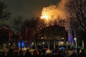 Un incendio devasta una iglesia de Ámsterdam durante una Nochevieja convulsa en Países Bajos, con dos muertos y varios actos violentos contra la Policía | elmundo.es