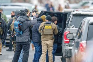 Un juez de Minnesota cita a declarar al director del ICE ante un posible delito de desacato | europapress.es
