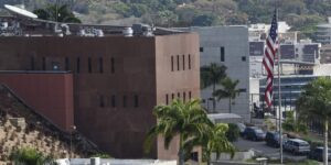 Una delegación de EE.UU. visita Caracas para explorar la reapertura de su embajada, cerrada desde 2019