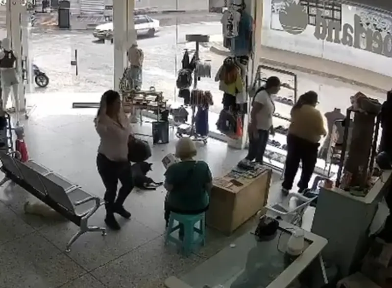 Una distrae mientras la otra ejecuta la fechoría: así hurtaron en local de San Antonio