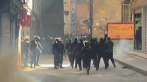 Una gran manifestación contra el Gobierno colapsa Teherán: «Muerte al dictador» | elperiodico.com