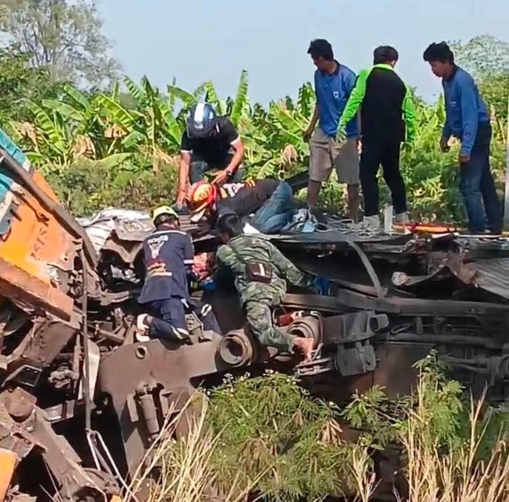 Al menos 22 muertos y 30 heridos al caer una grúa sobre un tren en movimiento en Tailandia