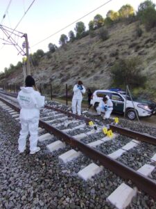 Una imagen de las labores de investigación del accidente muestra un trozo de raíl desprendido en Adamuz | europapress.es
