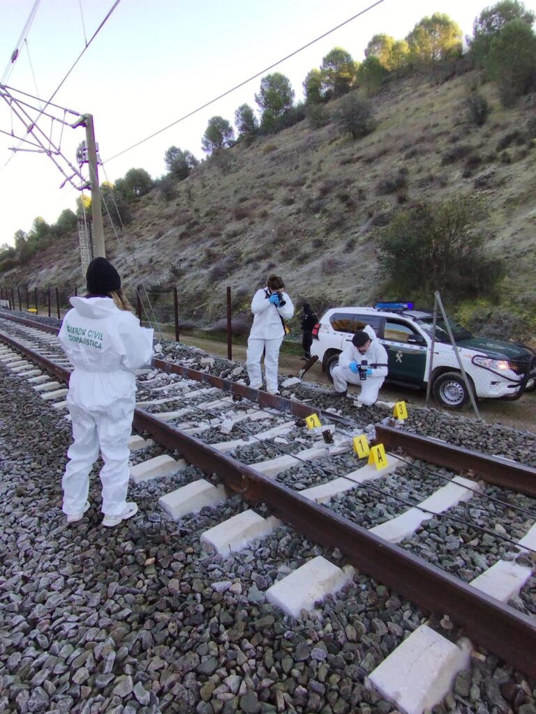 Una imagen de las labores de investigación del accidente muestra un trozo de raíl desprendido en Adamuz