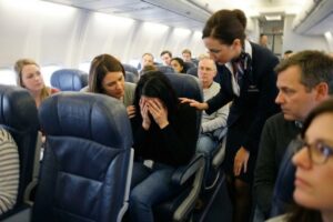 Una influencer se grabó gritando en un avión y tuvo que dar explicaciones sobre su ataque de pánico