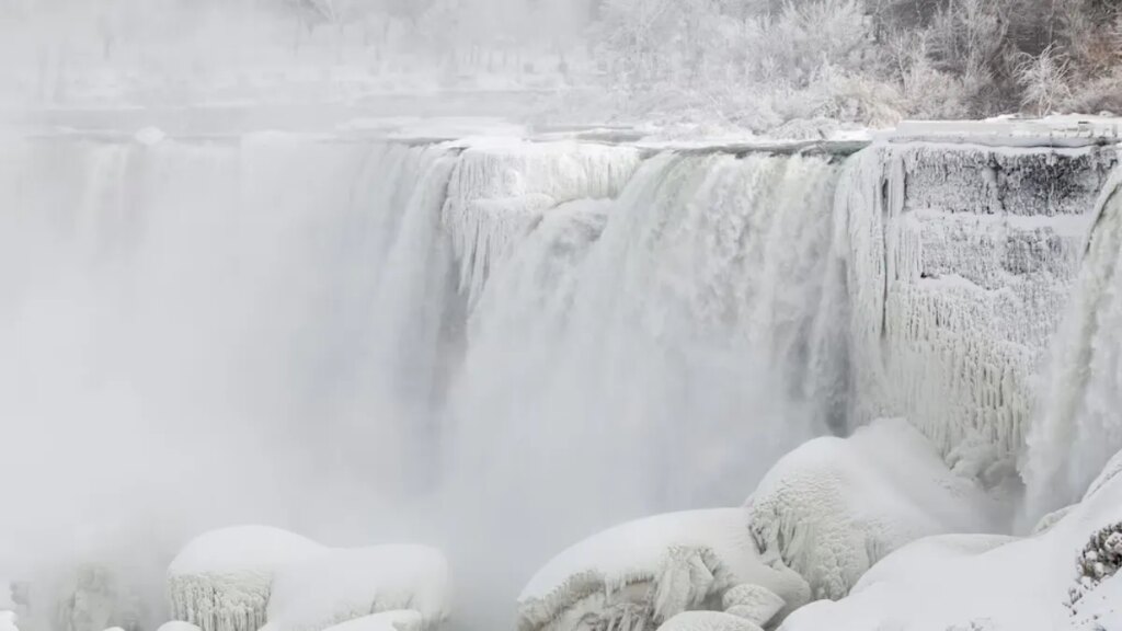 Una ola de frío extremo en Canadá congela parcialmente las Cataratas del Niágara