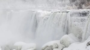 Una ola de frío extremo en Canadá congela parcialmente las Cataratas del Niágara