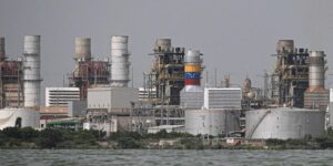 Una petrolera rusa anuncia que no cederá a EE.UU. sus activos producidos en Venezuela