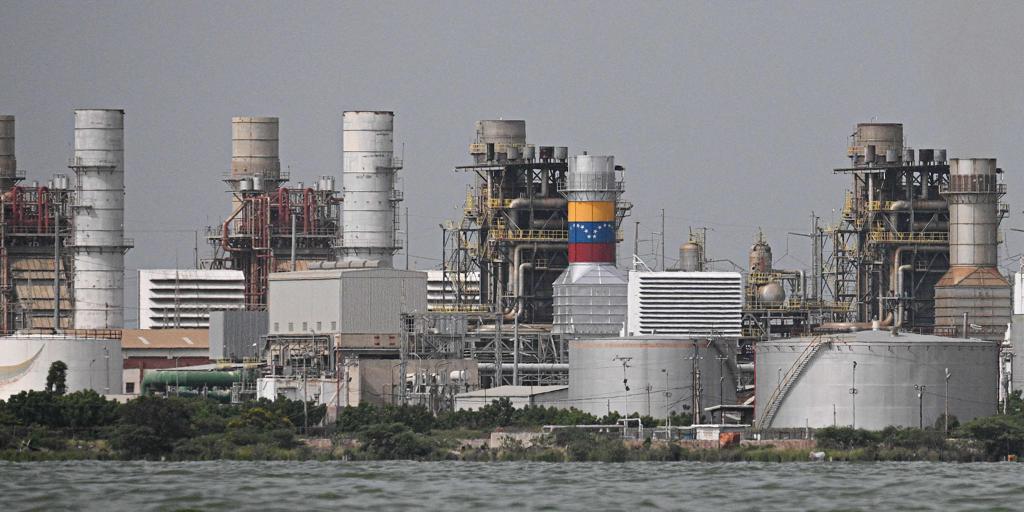 Una petrolera rusa anuncia que no cederá a EE.UU. sus activos producidos en Venezuela
