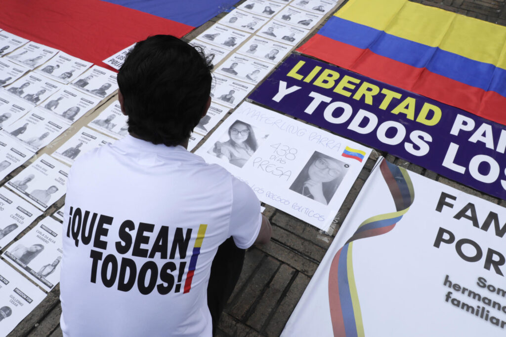 Una veintena de venezolanos pide en Bogotá la liberación de presos políticos en su país - AlbertoNews