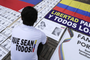 Una veintena de venezolanos pide en Bogotá la liberación de presos políticos en su país – AlbertoNews
