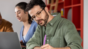 Universidad española abre convocatoria de 300 becas de maestría: así se puede inscribir