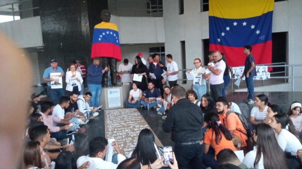 Universitarios exigen libertad de profesores y presos políticos en Venezuela - AlbertoNews