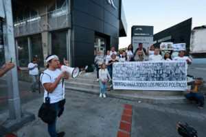 VIDEO: Familias no dejan de protestar en alrededores de El Helicoide para exigir libertad de los presos políticos