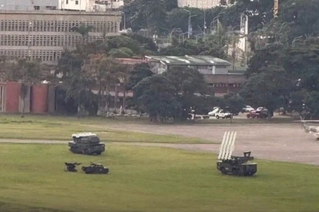 VIDEO: pista de la Base Aérea La Carlota sigue bloqueada desde los bombardeos