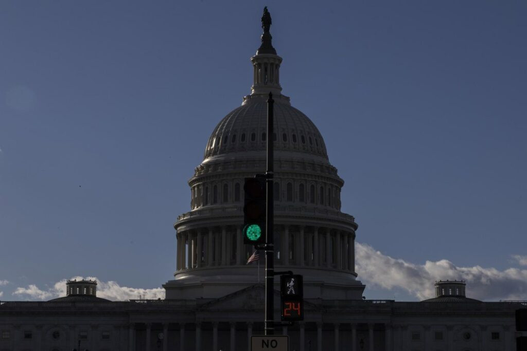 Varios republicanos se unen a los demócratas en el Senado para limitar la fuerza militar de Trump en Venezuela