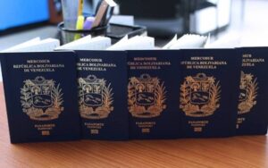 Venezolanos en Chile podrán retirar pasaporte en la Embajada de Uruguay