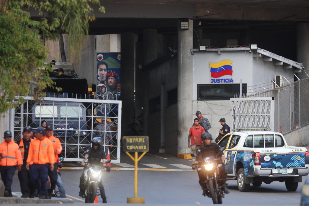Vigilia en El Helicoide: familias de presos políticos exigen liberaciones tras promesa de excarcelaciones